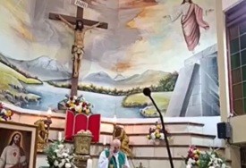 (UZNEMIRUJUĆI VIDEO) VELIKI KRST PAO NA SVEŠTENIKA Tragedija tokom molitve u crkvi, sve zabilježeno u prenosu uživo