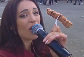 (VIDEO) ZAPALILA BALKAN KAO ROŠTILJ Mikrofon joj i ne treba, ona pjeva uz ćevap