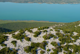 (VIDEO) MISTERIOZNO JEZERO NA JADRANU Zabranjen prilaz, nema vidljivog dotoka, a dno je 60 metara ispod mora