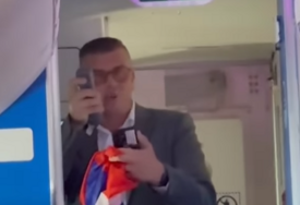 (VIDEO) Vijest ih zatekla u avionu: Pogledajte kako su reagovali Srbi iz Majamija kad su čuli ko je POBIJEDIO NA IZBORIMA u Srbiji
