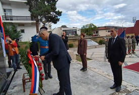 (FOTO) Obilježavanje 31. godine od zločina: Služen parastos i položeni vijenci kod centralnog spomen-obilježja poginulim borcima u Mrkonjić Gradu