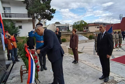 (FOTO) Obilježavanje 31. godine od zločina: Služen parastos i položeni vijenci kod centralnog spomen-obilježja poginulim borcima u Mrkonjić Gradu