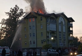 (VIDEO, FOTO) Požar u Srpcu: U vatrenoj stihiji izgorjela 2 stana, povrijeđena 2 vatrogasca