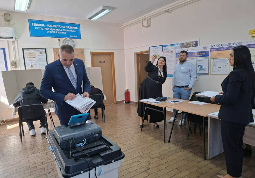 (FOTO) Minić izašao na biralište: Kandidat SNSD za predsjednika Srpske glasao u Domu penzionera u Šamcu