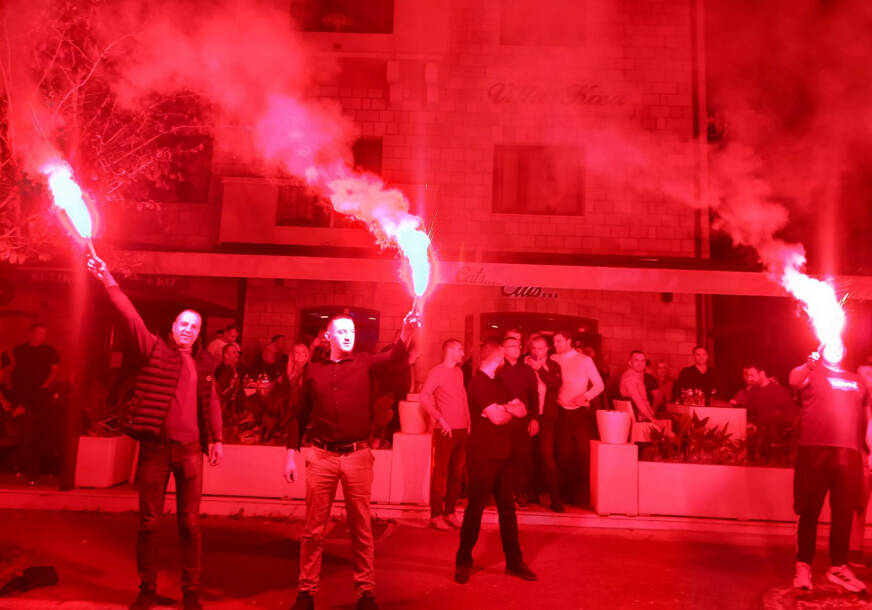 (FOTO) OTVOREN ŠAMPANJAC, PALE SE BAKLJE Slavlje u Trebinju zbog pobjede Minića i Cvijanovićeve