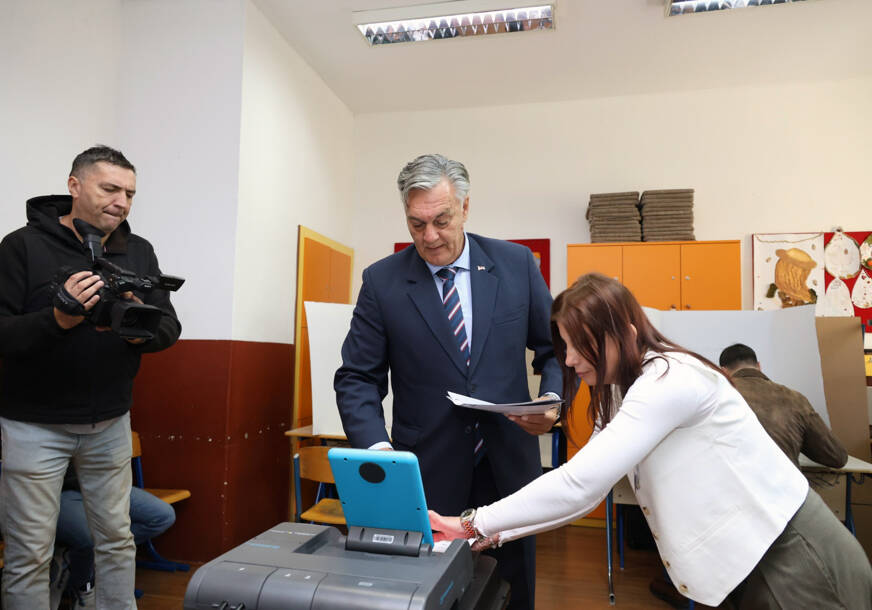 Obavio građansku dužnost: Predsjednik Siniša Karan glasao u Banjaluci