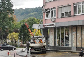 (FOTO) Vozač udario u uličnu rasvjetu: Nesreća u centru Banjaluke, stub pao na knjižaru