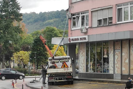 (FOTO) Vozač udario u uličnu rasvjetu: Nesreća u centru Banjaluke, stub pao na knjižaru