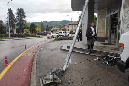(FOTO) Stub pao na knjižaru: Detalji nesreće u centru Banjaluke, POVRIJEĐENE 2 OSOBE