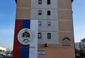 (FOTO) Na zastavi ispisana teška uvreda: Skrnavljena srpska trobojka u Istočnom Sarajevu