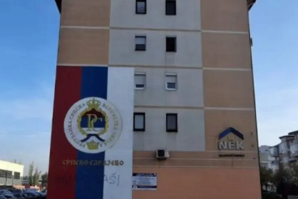 (FOTO) Na zastavi ispisana teška uvreda: Skrnavljena srpska trobojka u Istočnom Sarajevu