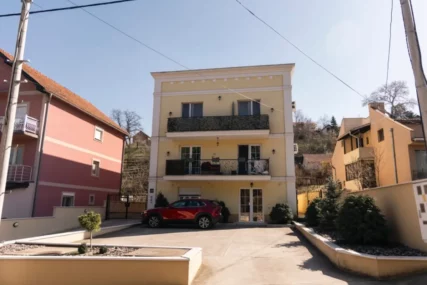 KUPILA 25 ARI ŠUME I GRADI SVOJ RAJ Pjevačica (41) ima nekretnine na više adresa, a evo gdje danas živi