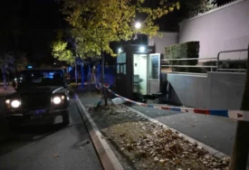 (VIDEO, FOTO) Prve slike nakon napada u Beogradu: Likvidiran napadač koji je uzvikivao „Alahu akbar“, u Srbiji proglašen je CRVENI NIVO prijetnje od terorizma