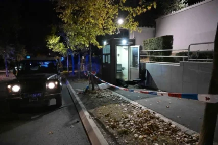 (VIDEO, FOTO) Prve slike nakon napada u Beogradu: Likvidiran napadač koji je uzvikivao „Alahu akbar“, u Srbiji proglašen je CRVENI NIVO prijetnje od terorizma