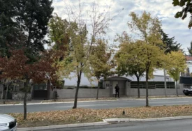 (FOTO) SLUŽBA GA JE PRATILA Novi detalji napada ispred Ambasade Izraela u Beogradu, evo ko je maloljetnik koji je uzvikivao "Alahu akbar"