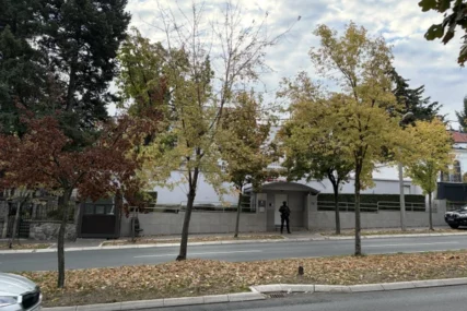 (FOTO) SLUŽBA GA JE PRATILA Novi detalji napada ispred Ambasade Izraela u Beogradu, evo ko je maloljetnik koji je uzvikivao "Alahu akbar"
