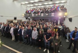 (FOTO) PEČAT NA KRAJ USPJEŠNE KAMPANJE Ujedinjena Srpska u Palama predstavila idejno rješenje spomenika nastanku Republike Srpske