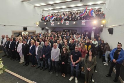 (FOTO) PEČAT NA KRAJ USPJEŠNE KAMPANJE Ujedinjena Srpska u Palama predstavila idejno rješenje spomenika nastanku Republike Srpske