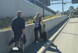 (FOTO) PJEVAČICA (48) UHVAĆENA BEZ ŠMINKE Izgleda nestvarno, udala se za 18 godina starijeg kolegu, decenijama pune klubove širom Evrope