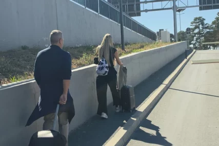 (FOTO) PJEVAČICA (48) UHVAĆENA BEZ ŠMINKE Izgleda nestvarno, udala se za 18 godina starijeg kolegu, decenijama pune klubove širom Evrope