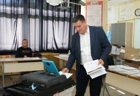 (VIDEO, FOTO) ĐAJIĆ GLASAO U BANJALUCI Predsjednik "Volje naroda Srpske" obavio građansku dužnost