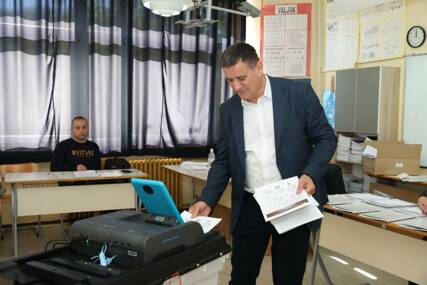 (VIDEO, FOTO) ĐAJIĆ GLASAO U BANJALUCI Predsjednik "Volje naroda Srpske" obavio građansku dužnost