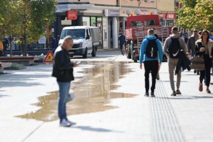 (VIDEO, FOTO) KVAR U CENTRU BANJALUKE Pukla cijev, evo gdje nema vode