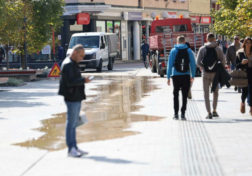 (VIDEO, FOTO) KVAR U CENTRU BANJALUKE Pukla cijev, evo gdje nema vode