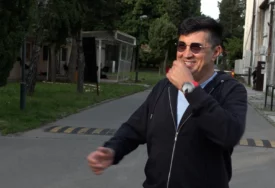 "MUŠKARCI PRIŽELJKUJU SVE ONO ŠTO NEMAJU" Voditelj (60) nakon razvoda od 25 godina mlađe supruge poslao jasnu poruku