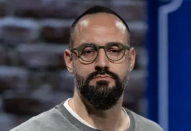 (FOTO) "Novi imidž za ovaj izazovan i inspirativan period" Luisov sin otkrio sa čime se suočava, podijelio sliku BEZ KOSE i brade