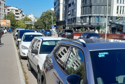 Svakog vikenda ista slika: Automobilima okupirali biciklističku stazu na Venecija mostu radi kafe