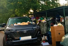 Fotografija iz Sarajeva izazvala pažnju: Automobilom blokirao prilaz kontejnerima, pa ga građani zatrpali smećem