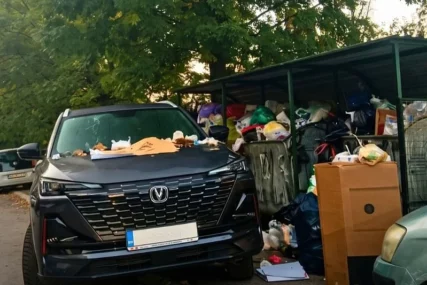 Fotografija iz Sarajeva izazvala pažnju: Automobilom blokirao prilaz kontejnerima, pa ga građani zatrpali smećem