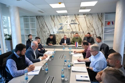 (FOTO) Održan sastanak u Autoputevima RS: Što prije do rješenja geoloških problema na tunelu Putnikovo brdo 1