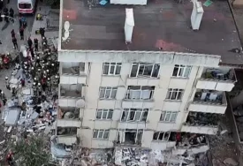 (VIDEO, FOTO) JEZIVE SCENE, SRUŠILA SE ZGRADA Dijete živo izvučeno iz ruševina u Istanbulu, nastavlja se potraga za nestalima