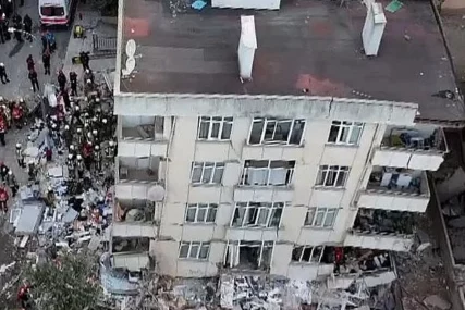 (VIDEO, FOTO) JEZIVE SCENE, SRUŠILA SE ZGRADA Spasioci kopaju po ruševinama, među izvučenima i djeca