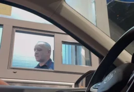 (VIDEO) "Vrištim, ko ga je povrijedio" Policajac PJEVUŠIO HIT ANE NIKOLIĆ dok je pregledao dokumente na granici Crne Gore