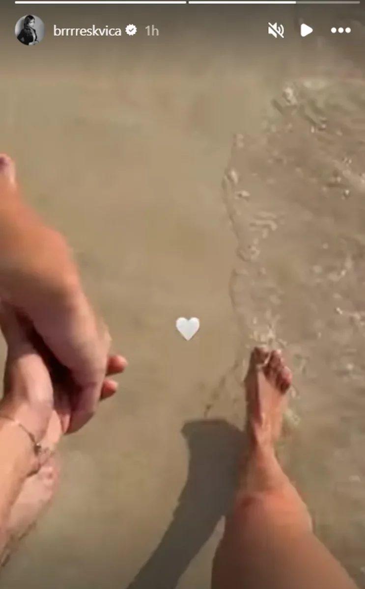 Breskvica na plaži sa novim momkom