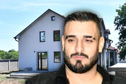 (FOTO) Darko Lazić ulaže pravo bogatstvo u imanje u Vojvodini: Bageri preoravaju dvorište, radovi u punom jeku