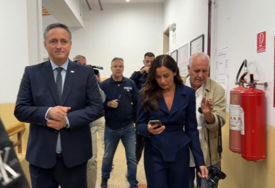 Denis Bećirović obavio građansku dužnost: Na glasanje u Tuzli stigao sa suprugom Mirelom