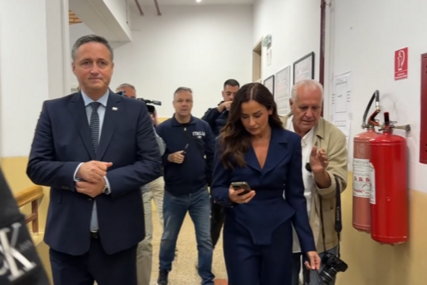 Denis Bećirović obavio građansku dužnost: Na glasanje u Tuzli stigao sa suprugom Mirelom