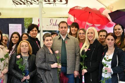 (FOTO) „Vrijednosti koje svi moramo čuvati“ Selak posjetio štand Saveza žena „Iskra“ na Trgu Krajine