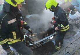 (FOTO) Banjalučki vatrogasci imali pune ruke posla: Gasili požar na automobilu, spasavali i mačku iz ventilacije