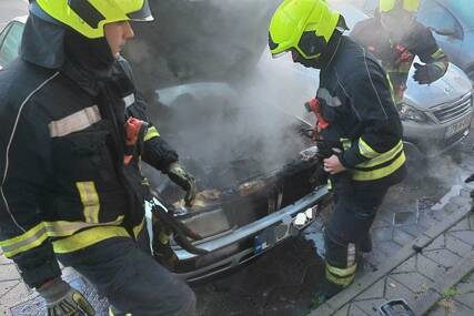 (FOTO) Banjalučki vatrogasci imali pune ruke posla: Gasili požar na automobilu, spasavali i mačku iz ventilacije