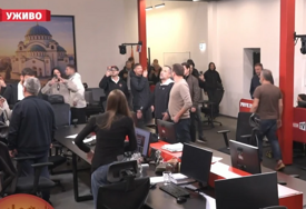 (FOTO) "Hajde da održimo zajedno kolegijum" Haos u redakciji TV Informera, Vučićević hitno zvao policiju
