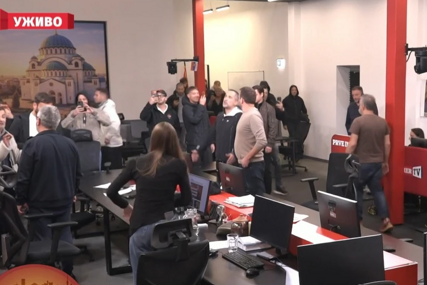 (FOTO) "Hajde da održimo zajedno kolegijum" Haos u redakciji TV Informera, Vučićević hitno zvao policiju
