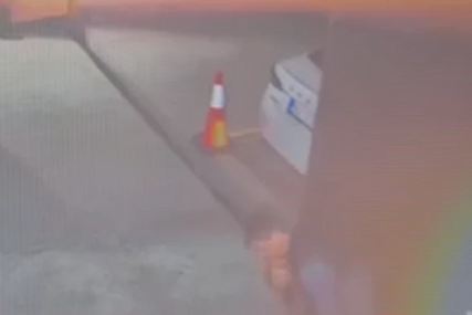 (VIDEO) Snimatelj teško povrijeđen: Bačena 2 TOPOVSKA UDARA na zgradu "Informera", jedan napadač uhapšen