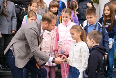 (FOTO) Banjaluka u rukama najmlađih: Stanivuković simbolično predao ključeve grada učenicima OŠ „Branko Ćopić“