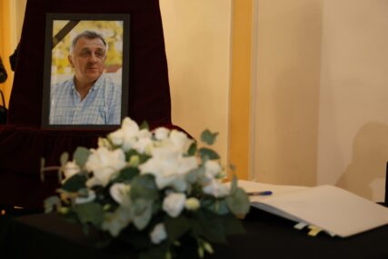(FOTO) Banjaluka se oprašta od Gorana Talića: Komemoracija dugogodišnjem direktoru Zavoda „Dr Miroslav Zotović“ u Banskom dvoru
