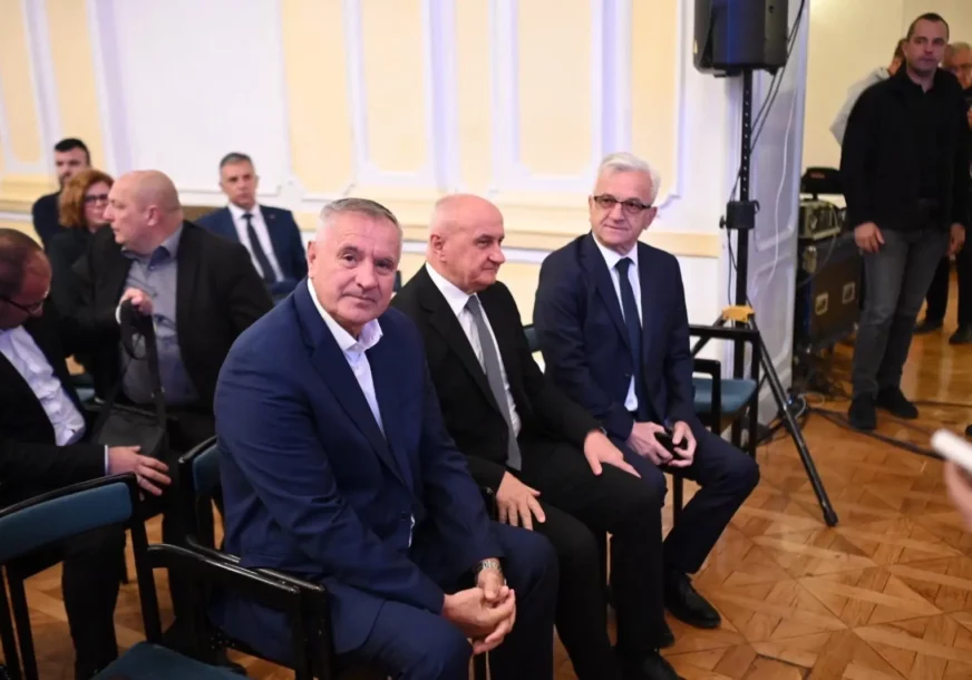 (FOTO) OPROŠTAJ U BANJALUCI Višković prisustvovao komemoraciji povodom smrti Biljane Plavšić